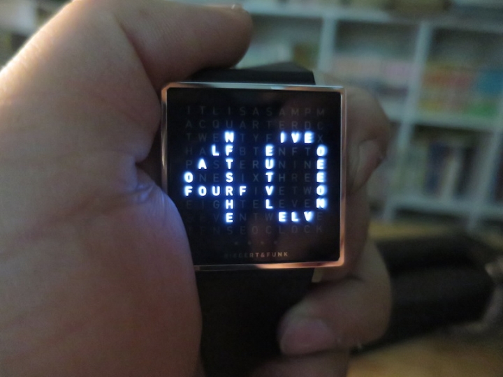 我也來開箱 有趣的QLOCKTWO