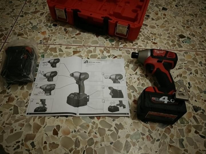 Milwaukee M18BID-402C 18V鋰電衝擊起子機 開箱