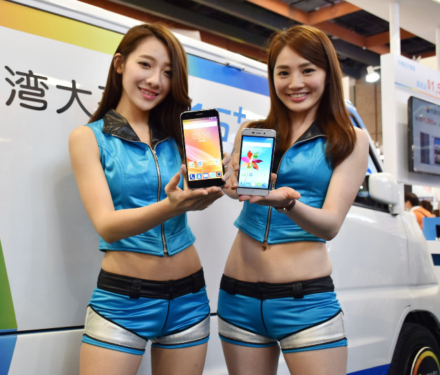 請問 拿Amazing X7 右邊那位女生是誰?