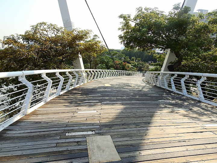 愛河美景在旁邊，保養車子逛愛河。