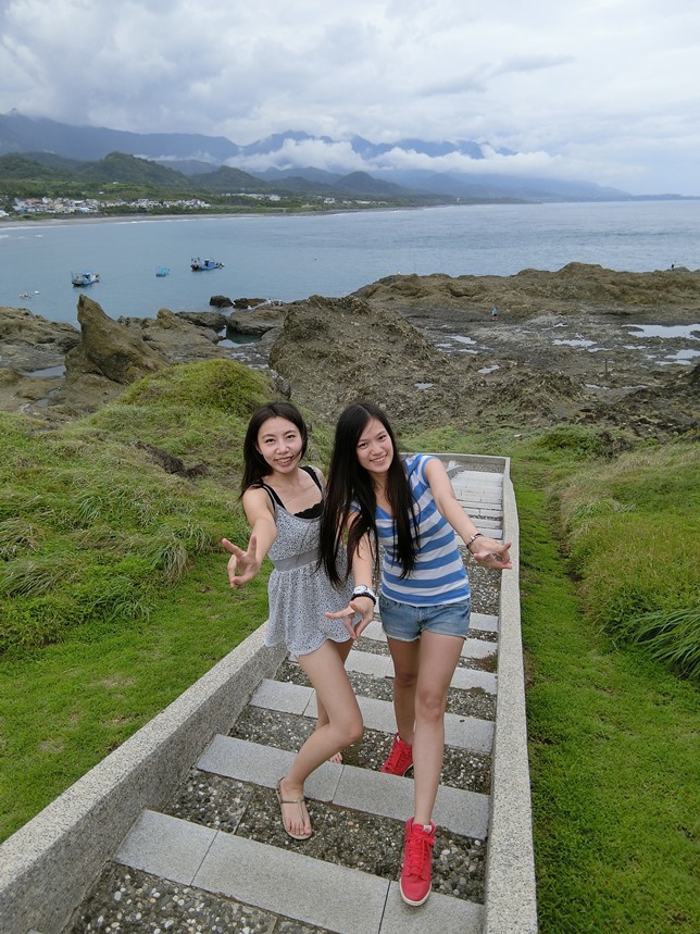 【台東】隨心所欲花東行 滿妹豬腳→六十石山→伯朗大道→金樽咖啡→多良車站→鐵花村→星星部落→月光小棧吃著布朗尼配太平洋