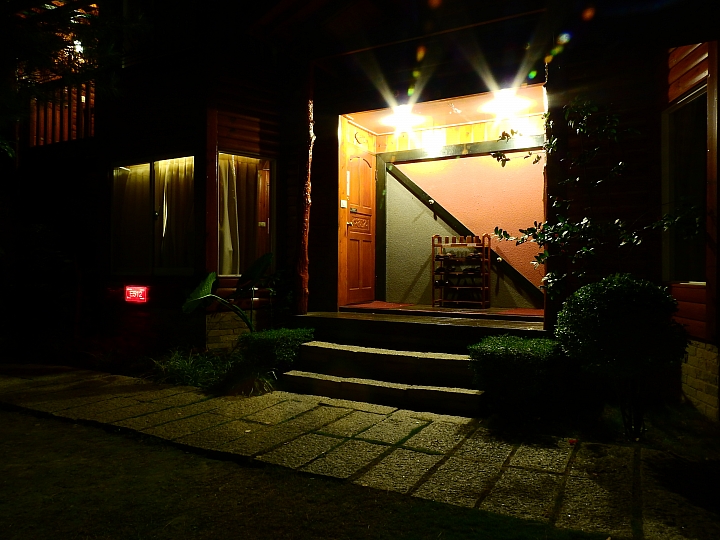湯屋有兩棵大樹耶！全家開心東埔沙里仙泡溫泉，拍星軌、享受陽光燦爛。