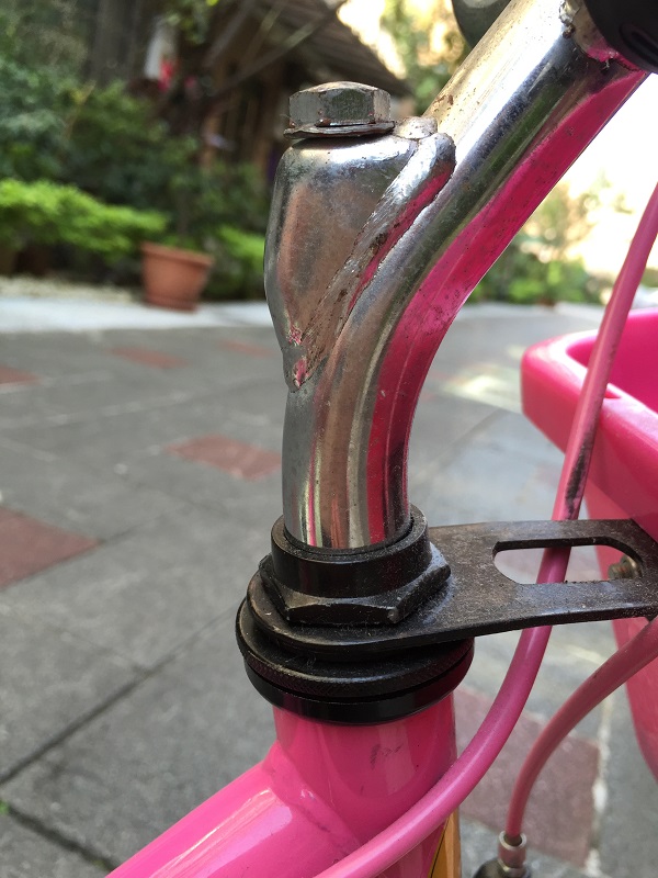 小朋友的腳踏車龍頭會轉，請問該怎麼調？