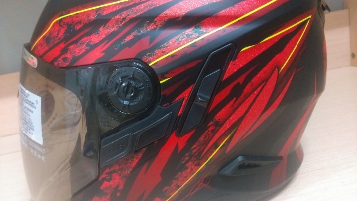 [開箱] 聖誕節就是要紅 ZEUS ZS-613B 熊霸 參上!