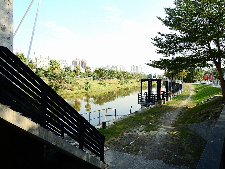 愛河美景在旁邊，保養車子逛愛河。