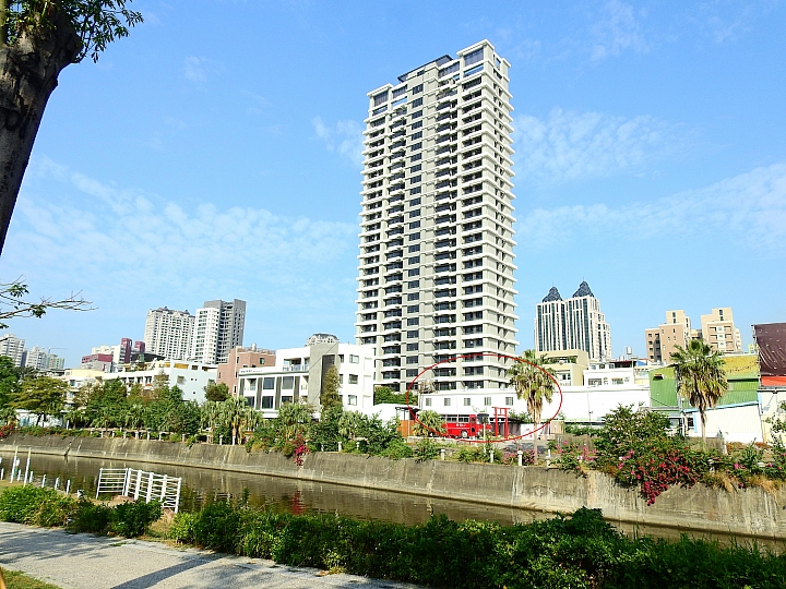 愛河美景在旁邊，保養車子逛愛河。