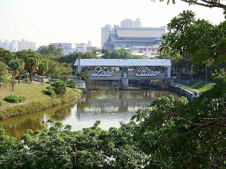 愛河美景在旁邊，保養車子逛愛河。