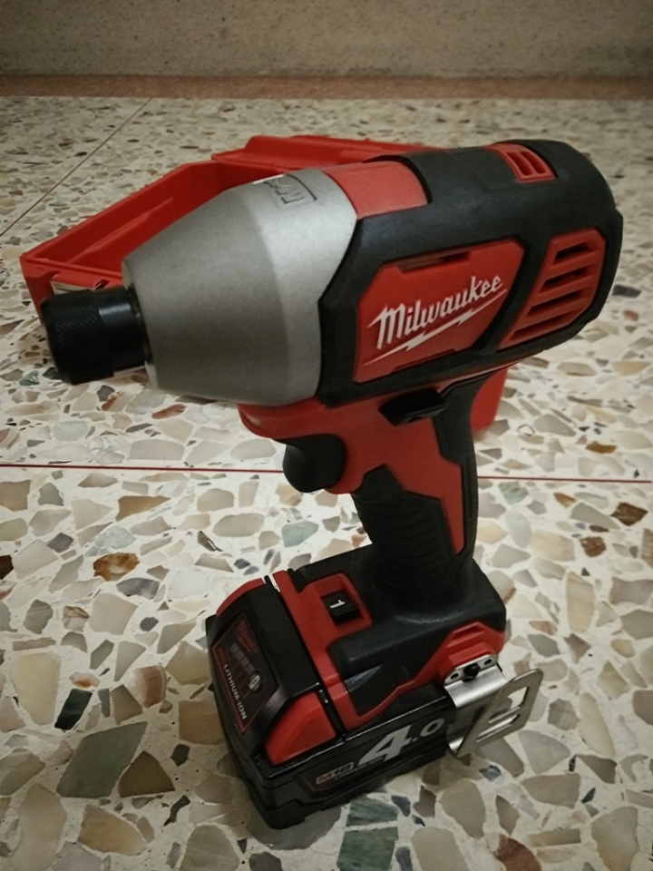 Milwaukee M18BID-402C 18V鋰電衝擊起子機 開箱