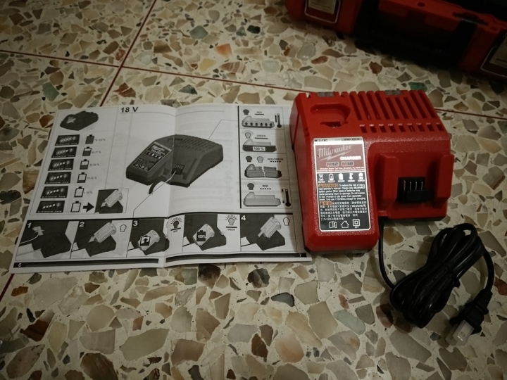 Milwaukee M18BID-402C 18V鋰電衝擊起子機 開箱