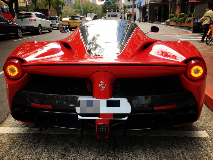 敦化南路上LaFerrari