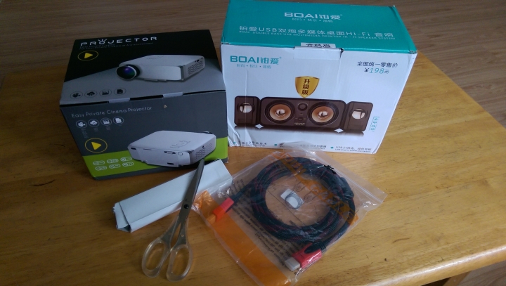 瘋狂賣客看到的超級便宜投影機開箱分享