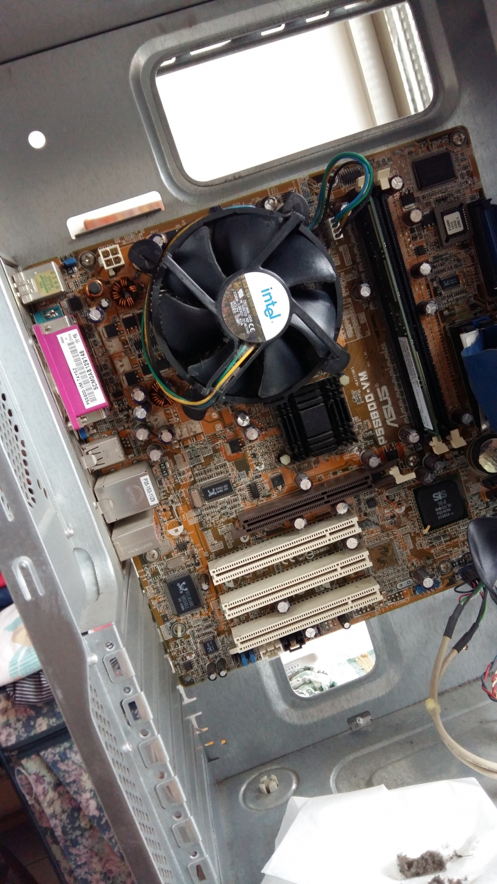 請問大大如何拆下這款散熱器並清潔呢？（intel ）(有附圖)