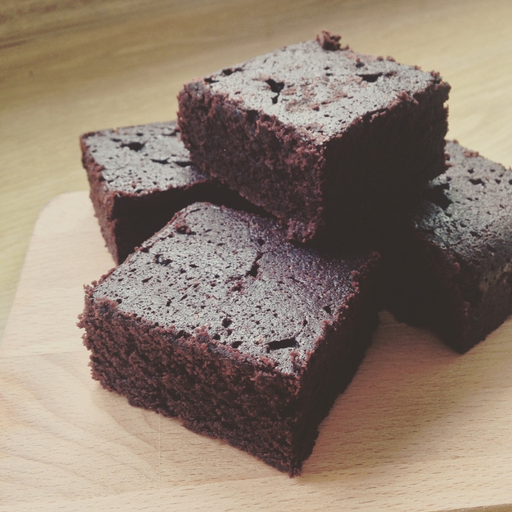 今年最搞剛耶誕小禮【耶誕療癒Baileys奶酒Brownies】從布朗尼到包裝設計全部純手工:)