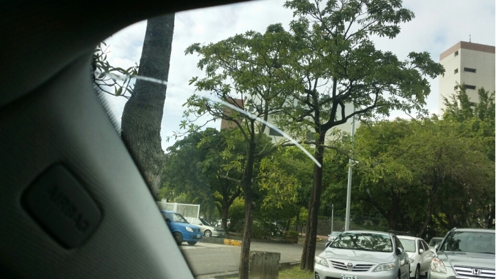 一點都不平安的平安日-Q3在國十上被碎石打到前檔玻璃