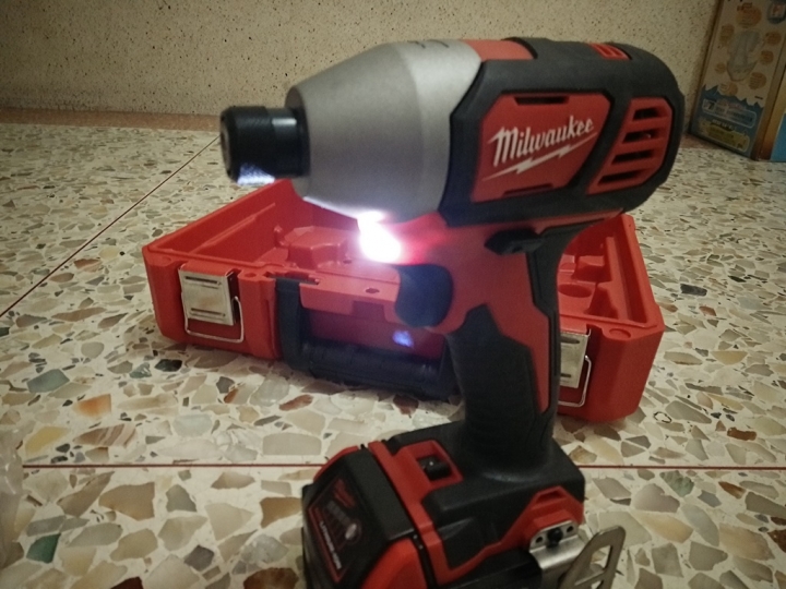 Milwaukee M18BID-402C 18V鋰電衝擊起子機 開箱