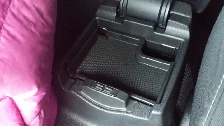 (160220 新增配件/車門警示燈照片) FORD FOCUS MK3.5 1.5L五門汽油時尚型 紅色 不專業開箱