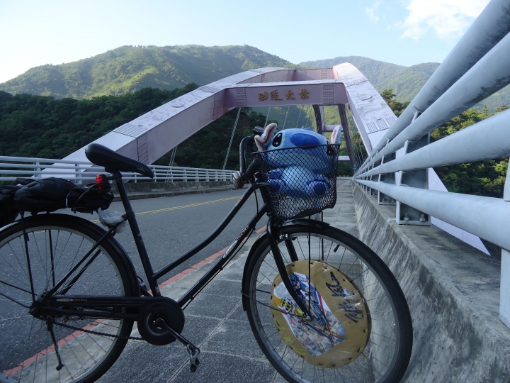 格老子八百里分迷夏輊Lady Bick in June(簡譯:單速淑女車踏涼鞋4天半雙塔北進武嶺塔塔加)