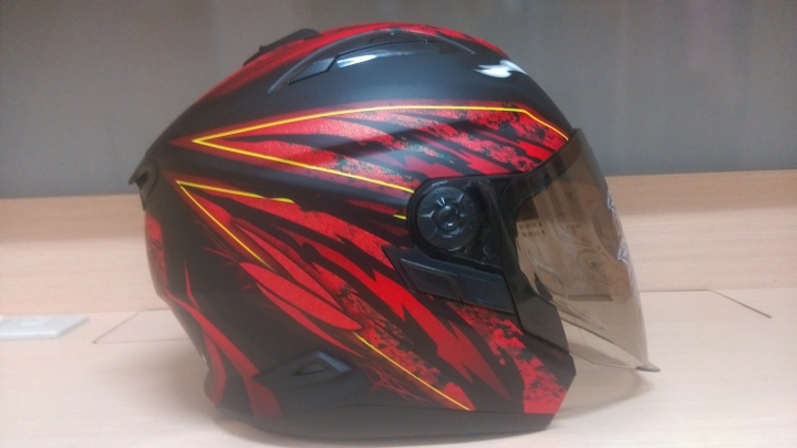 [開箱] 聖誕節就是要紅 ZEUS ZS-613B 熊霸 參上!