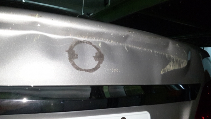 Sentra 後車箱凹陷