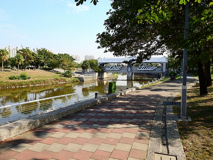 愛河美景在旁邊，保養車子逛愛河。