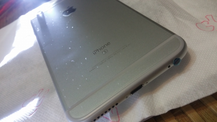 iPhone 6s 6s plus留意背蓋相對螺絲位置可能有輕微凹陷