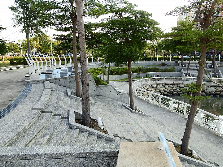 愛河美景在旁邊，保養車子逛愛河。