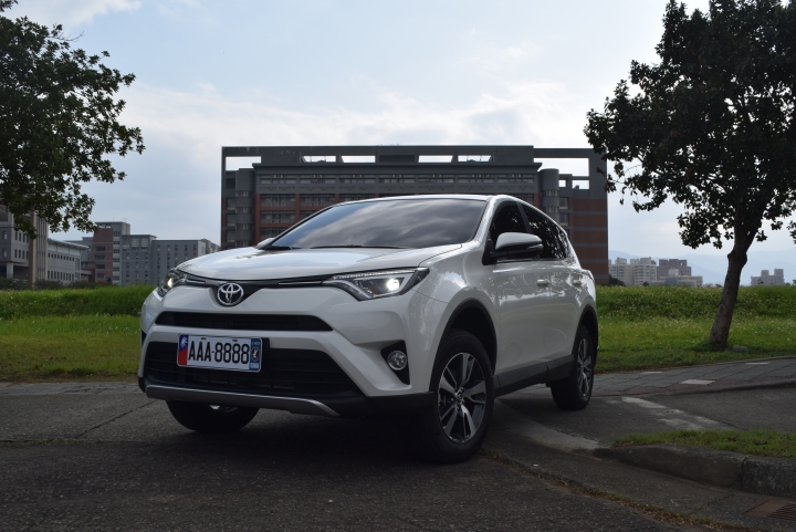 百萬suv新時代， 2016 RAV4 雙等級開箱，10吋大螢幕影音改裝分享