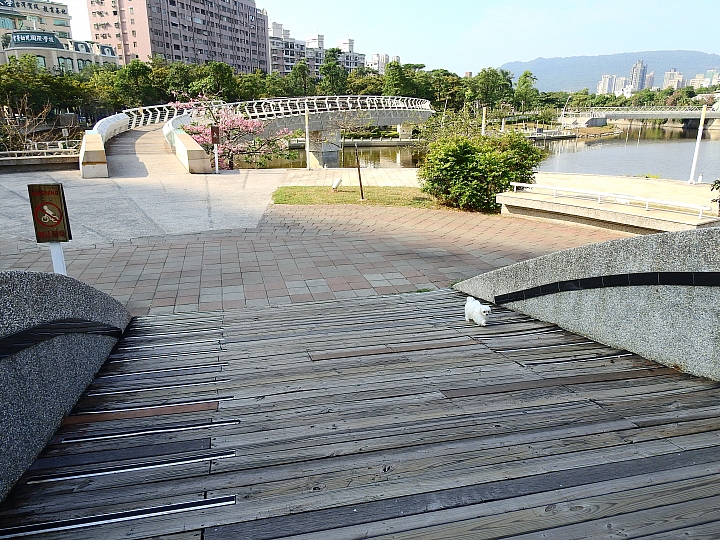 愛河美景在旁邊，保養車子逛愛河。