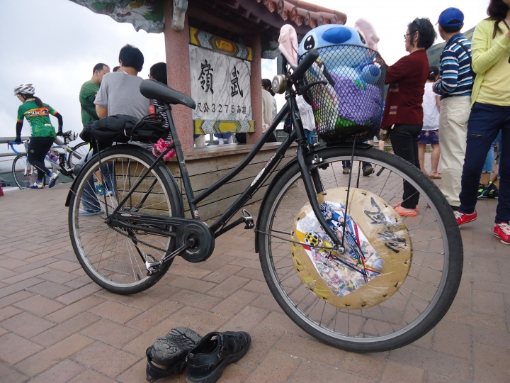 格老子八百里分迷夏輊Lady Bick in June(簡譯:單速淑女車踏涼鞋4天半雙塔北進武嶺塔塔加)