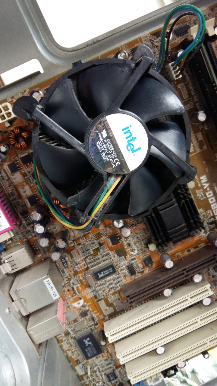 請問大大如何拆下這款散熱器並清潔呢？（intel ）(有附圖)