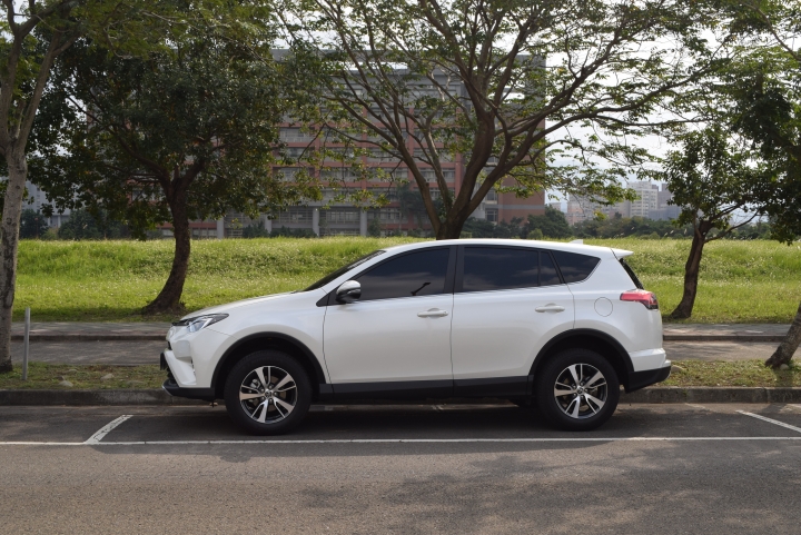 百萬suv新時代， 2016 RAV4 雙等級開箱，10吋大螢幕影音改裝分享