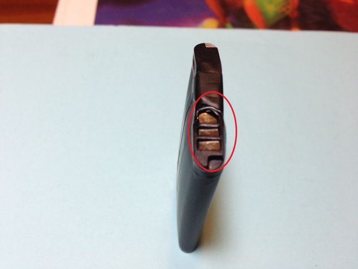 副廠手機電池膨脹變形，手機輕微燒焦