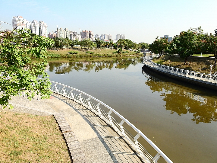 愛河美景在旁邊，保養車子逛愛河。