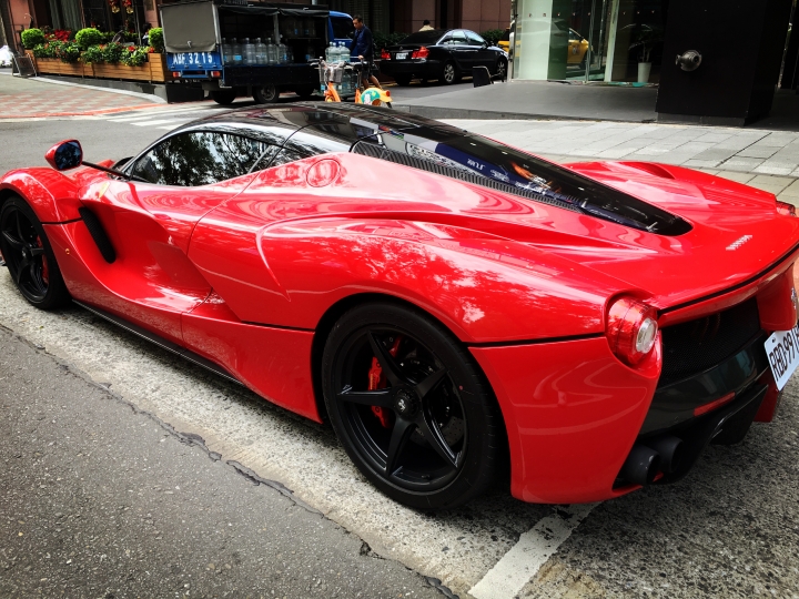 敦化南路上LaFerrari