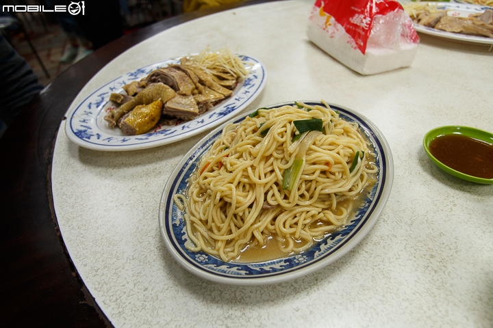 隱藏山中的小型圖書館 陽明山出霧溫泉