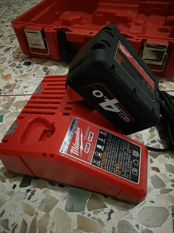 Milwaukee M18BID-402C 18V鋰電衝擊起子機 開箱