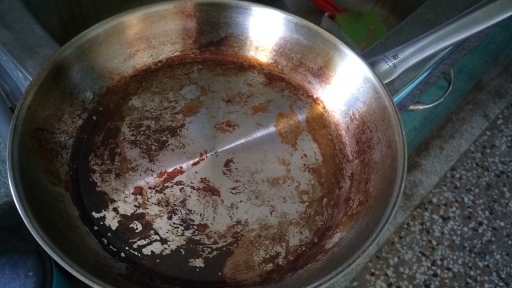 請問WMF平底鍋底部焦黑該如何清洗