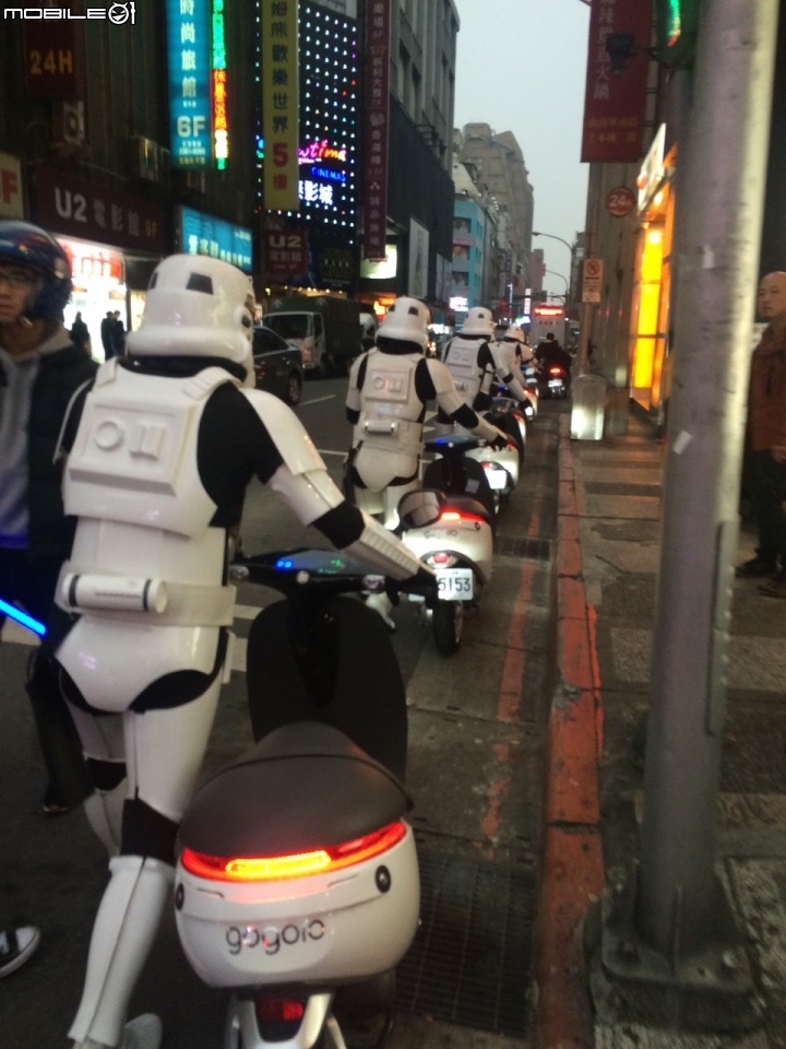捕獲騎 gogoro 的星際大戰白士兵