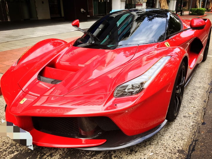 敦化南路上LaFerrari