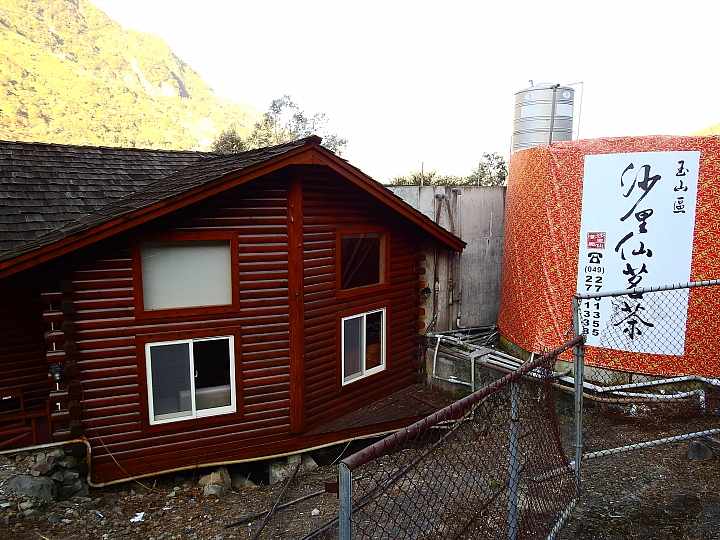 湯屋有兩棵大樹耶！全家開心東埔沙里仙泡溫泉，拍星軌、享受陽光燦爛。