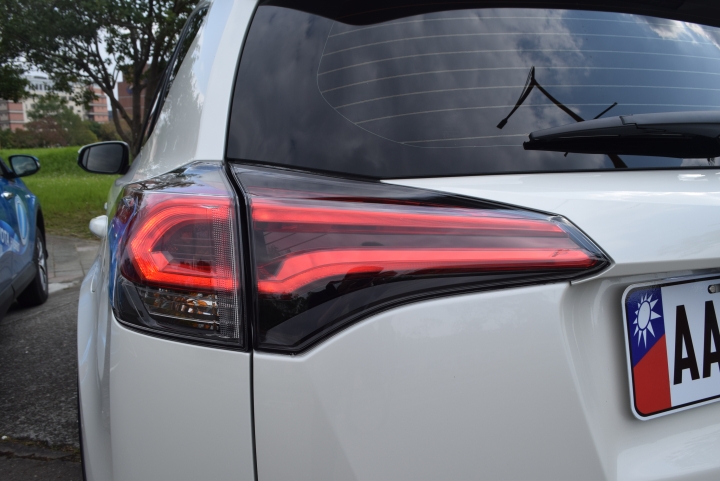 百萬suv新時代， 2016 RAV4 雙等級開箱，10吋大螢幕影音改裝分享