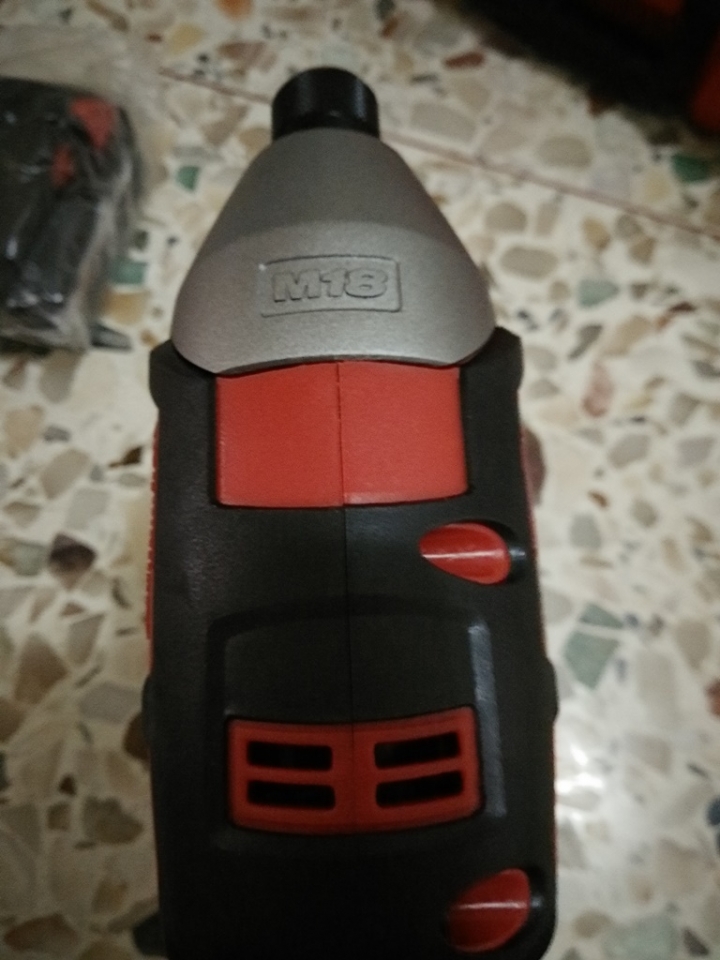 Milwaukee M18BID-402C 18V鋰電衝擊起子機 開箱