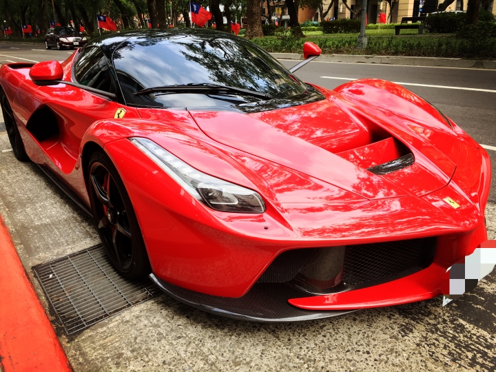 敦化南路上LaFerrari