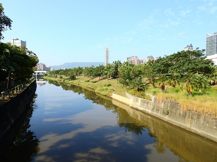愛河美景在旁邊，保養車子逛愛河。