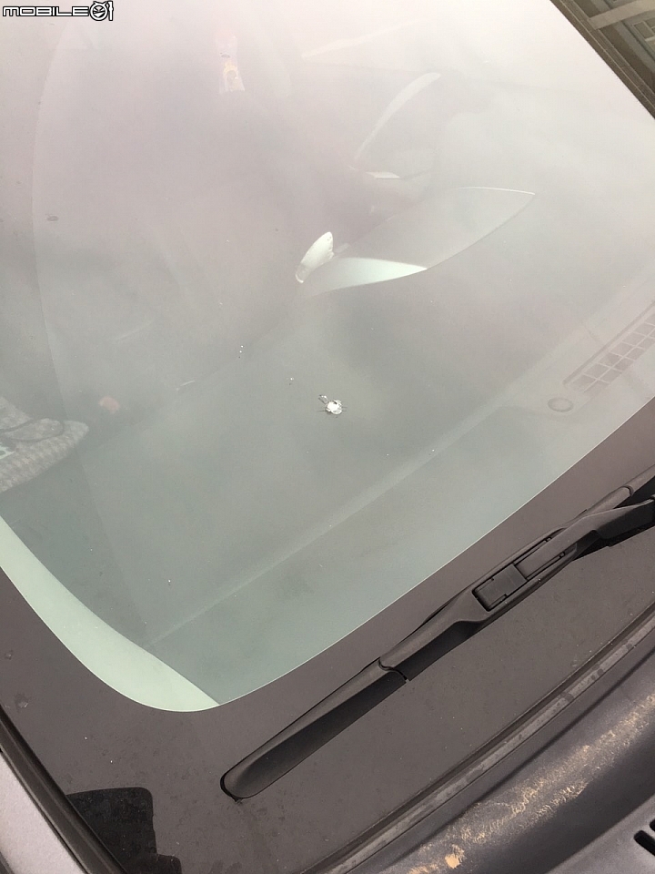 被大貨車擊中玻璃,可以請他賠償嗎?