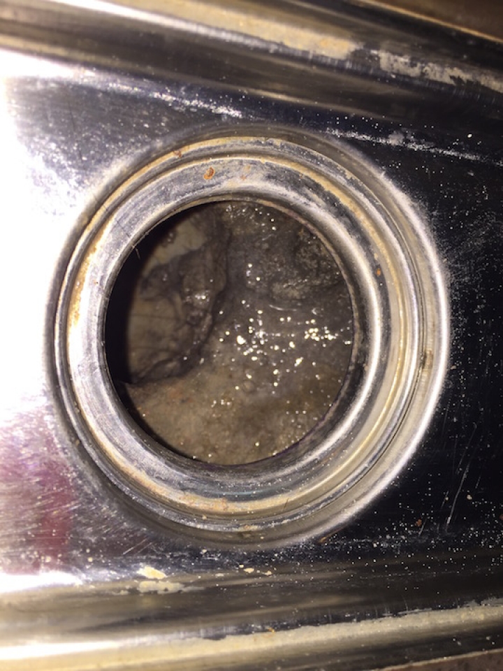 請問專家，浴室不鏽鋼集水槽排水這樣的施工是否有問題？