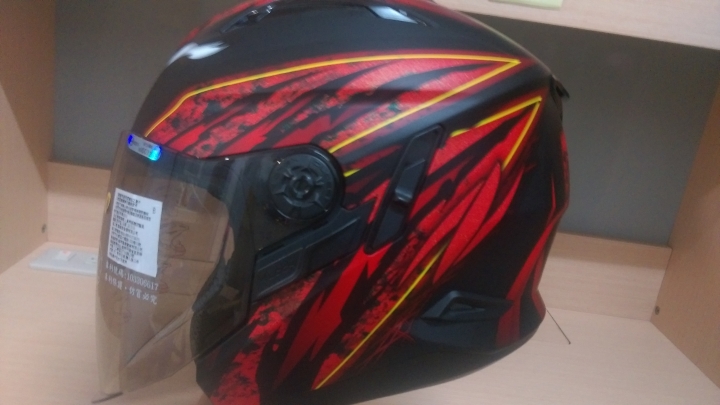 [開箱] 聖誕節就是要紅 ZEUS ZS-613B 熊霸 參上!