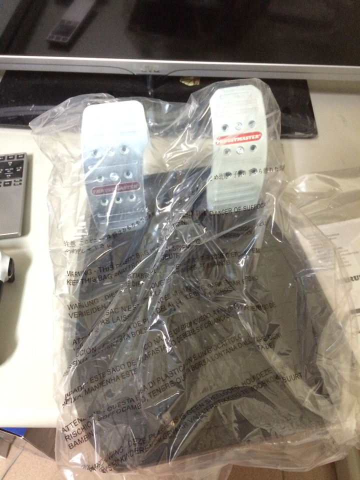 Thrustmaster T300 Ferrari GTE開箱