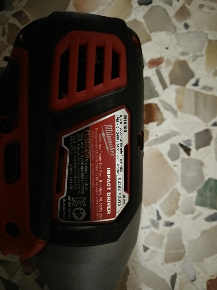Milwaukee M18BID-402C 18V鋰電衝擊起子機 開箱