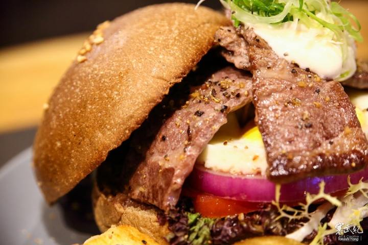 捷運101站‧POND BURGER CAFE｜咖啡館也有美味秘製漢堡/早午餐‧獨立大包廂用餐氣氛佳！